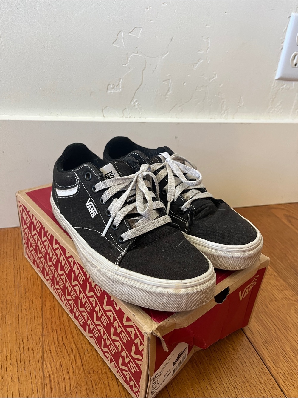 Women’s vans seldan canvas black white shoe 7.5